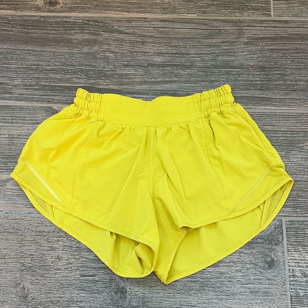Lululemon Hotty Hot Low-Rise Lined Short 2.5” Yellow